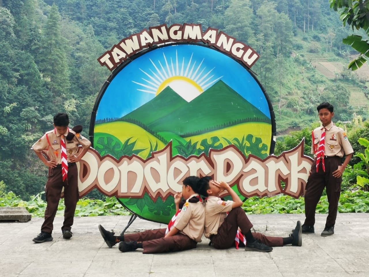 Siswa SMPIT Al-Huda Antusias Ikuti Kemah Wisata di Wonder Park Tawangmangu