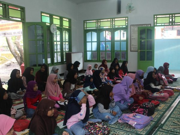 Acara Bagi Takjil Di Masjid Al-Ikhlas Bersama OSIS