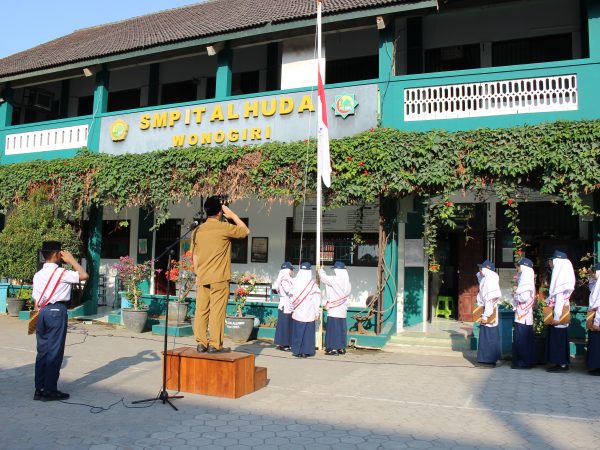 Upacara Bendera Rutin